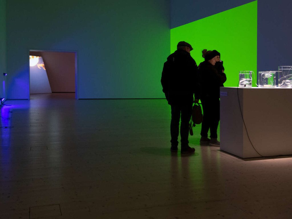 Tomoko Sauvage
Buloklok, 2022
Glas, vatten, mikrofoenr, ljudmixer