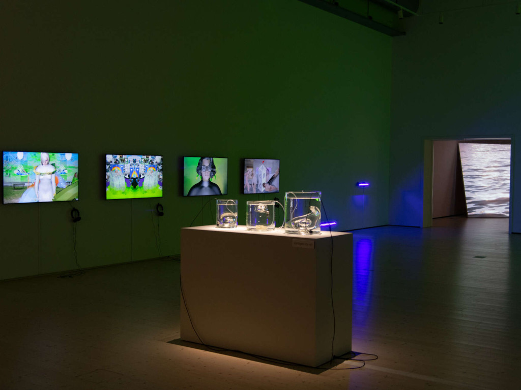 Tomoko SauvageBuloklok, 2022Glas, vatten, mikrofoenr, ljudmixer